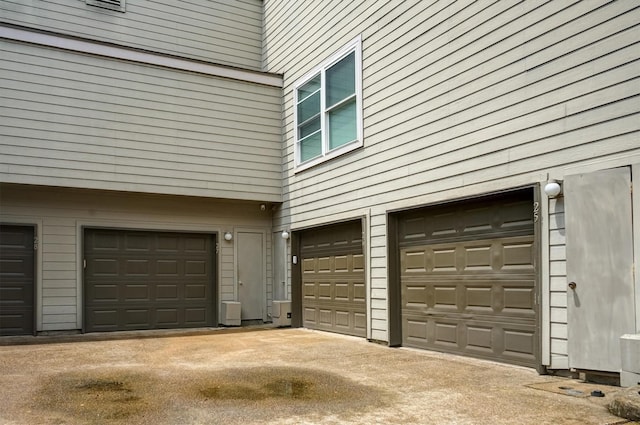 2601 Augusta Dr Unit 26, Houston, TX 77057 - garage with driveway