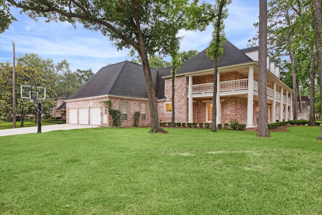 8703 Chelmsford Ln, Spring, TX 77379 - view of front of house featuring a front lawn, driveway, a shingled roof, and brick siding