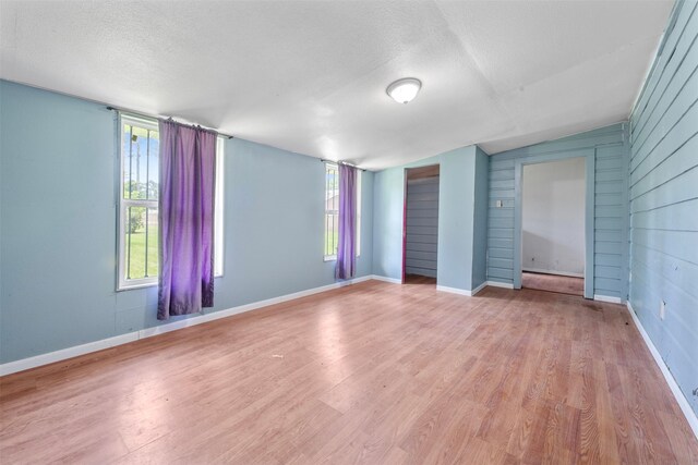 810 W N St, Livingston, TX 77351 - unfurnished bedroom featuring light wood-type flooring, vaulted ceiling, a textured ceiling, and a closet