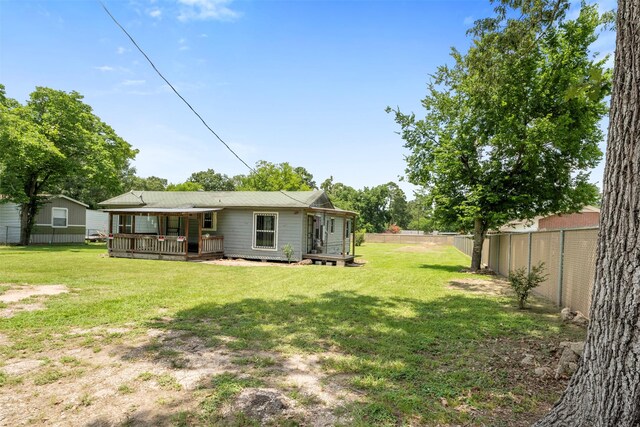 810 W N St, Livingston, TX 77351 - fenced backyard featuring a wooden deck