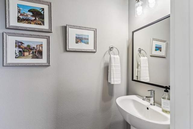 703 Bayou St, Houston, TX 77020 - bathroom with a sink
