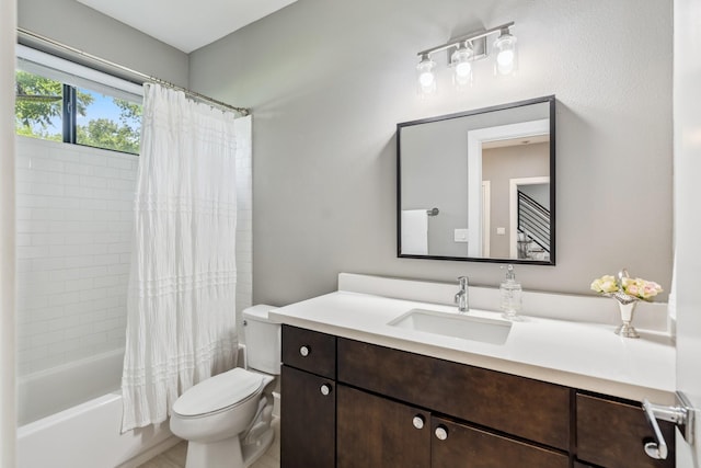 703 Bayou St, Houston, TX 77020 - full bath featuring vanity and shower / bath combination with curtain