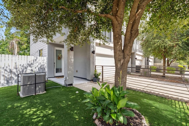 703 Bayou St, Houston, TX 77020 - view of yard with a garage