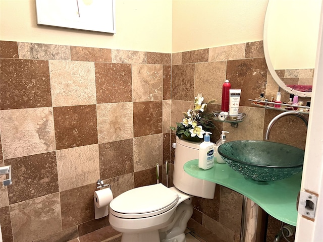 13518 Oak Bend Forest Dr, Houston, TX 77083 - half bathroom with toilet and tile walls