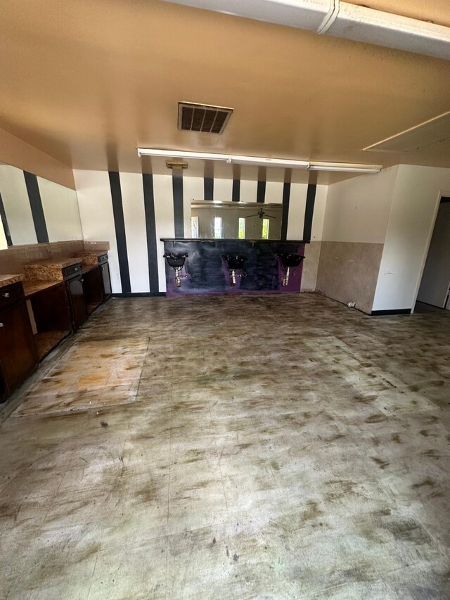 8008 De Priest St, Houston, TX 77088 - view of garage