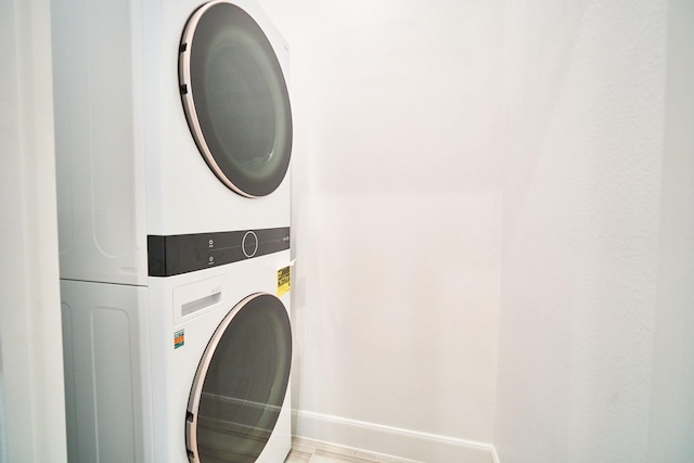 2802 Grand Fountains Dr Unit C, Houston, TX 77054 - laundry area with stacked washer / drying machine and baseboards