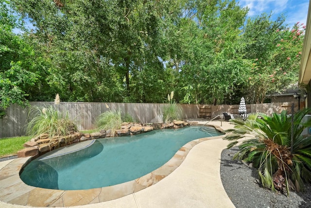 47 Dresden Pl, The Woodlands, TX 77382 - view of pool featuring a fenced backyard and a patio area