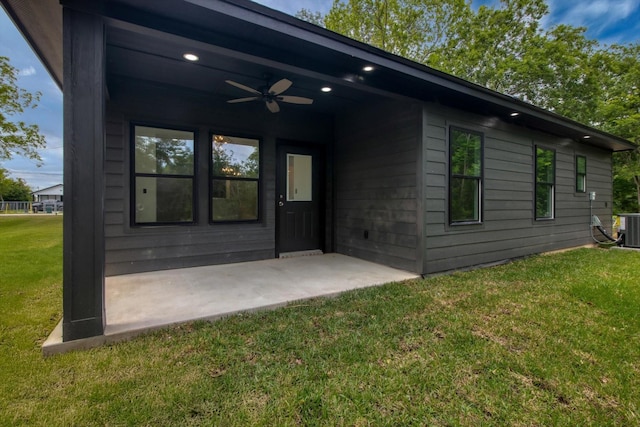 3220 Saint James Blvd, Beaumont, TX 77705 - back of house with ceiling fan and a yard