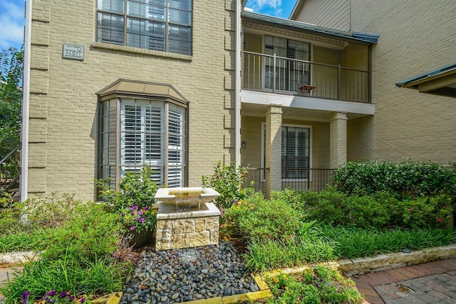 2700 Revere St Unit 147, Houston, TX 77098 - entrance to property with a balcony and brick siding