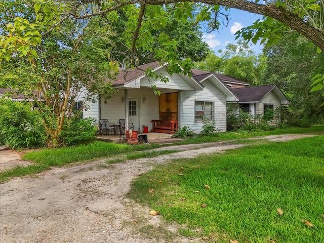 3061 Mary Ln, Dickinson, TX 77539 - view of front of property featuring covered porch and a front yard