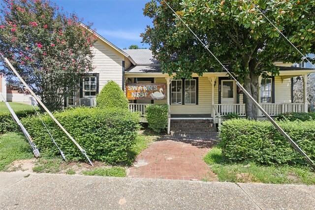 250 N Main St, Jasper, TX 75951 - view of front of property featuring a porch