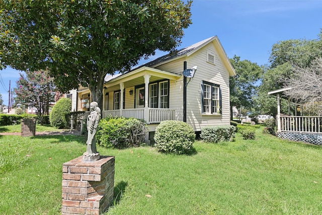 250 N Main St, Jasper, TX 75951 - view of front of property featuring covered porch and a front yard