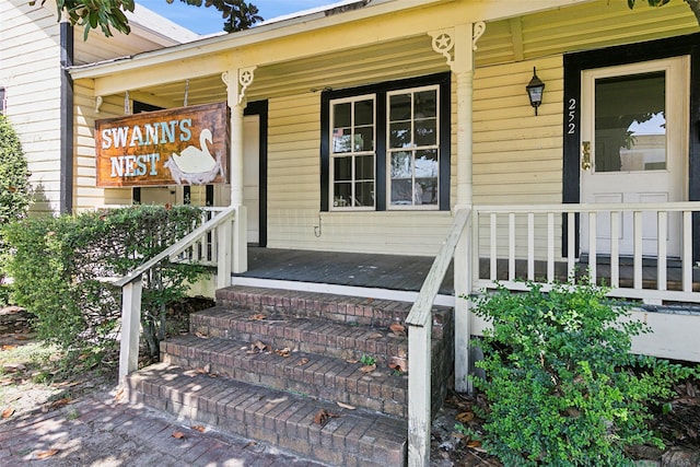 250 N Main St, Jasper, TX 75951 - view of exterior entry with a porch