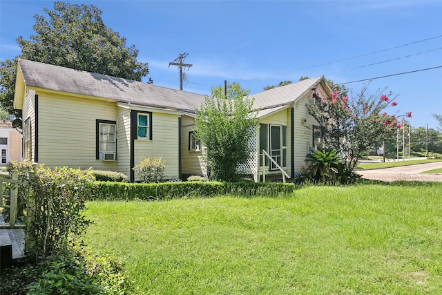 250 N Main St, Jasper, TX 75951 - view of front facade with a front lawn