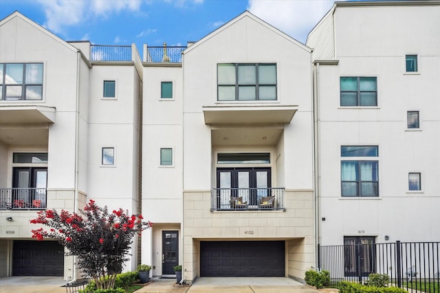 4102 Marina St, Houston, TX 77007 - view of front of house featuring stucco siding, driveway, and an attached garage