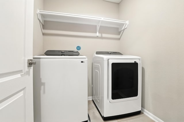 8618 Cedar Plains Ln, Houston, TX 77080 - laundry room featuring washing machine and clothes dryer and baseboards