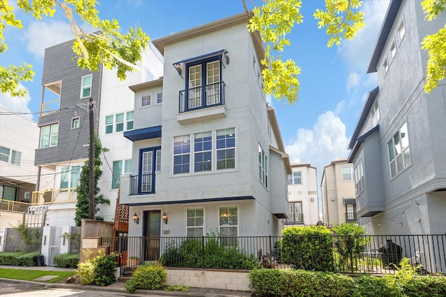 1219 Hickory St, Houston, TX 77007 - townhome / multi-family property with stucco siding and a residential view