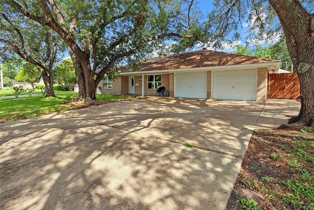 1004 Country Club Dr, Richmond, TX 77469 - photo 1