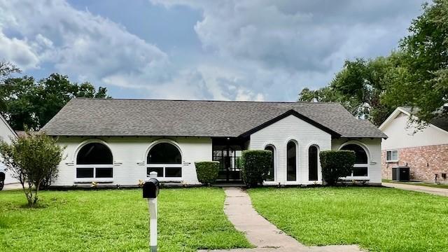 2823 Stetson Ln, Houston, TX 77043 - view of front facade featuring a front yard and roof with shingles