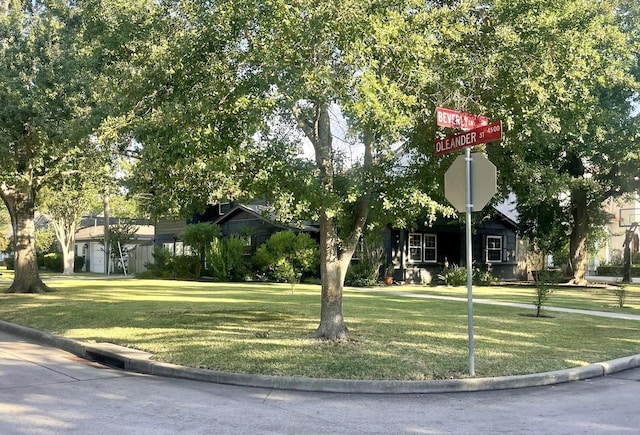 142 Beverly Ln, Bellaire, TX 77401 - view of front facade featuring a front yard