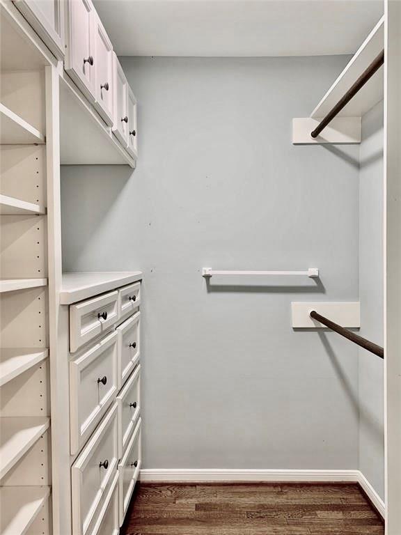 142 Beverly Ln, Bellaire, TX 77401 - spacious closet with dark wood-style floors