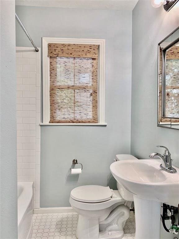 142 Beverly Ln, Bellaire, TX 77401 - full bath featuring tile patterned flooring and tub / shower combination
