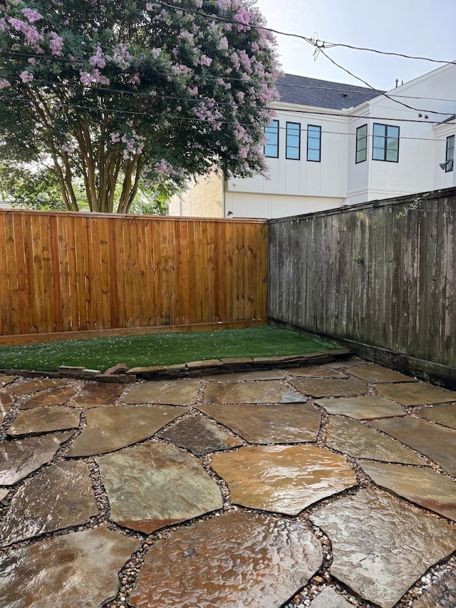 142 Beverly Ln, Bellaire, TX 77401 - fenced backyard featuring a patio area