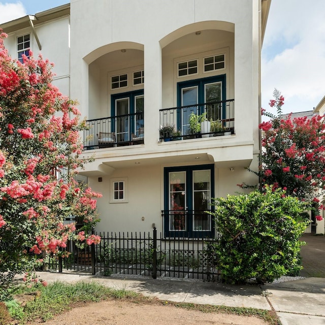 5658 Darling St, Houston, TX 77007 - view of front facade featuring stucco siding and a balcony