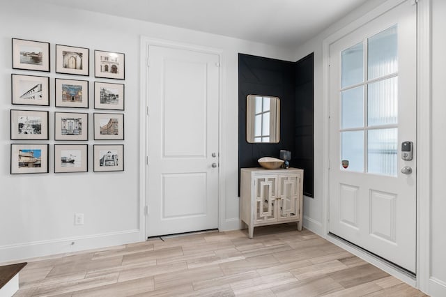 5658 Darling St, Houston, TX 77007 - foyer entrance featuring light wood-style flooring and baseboards