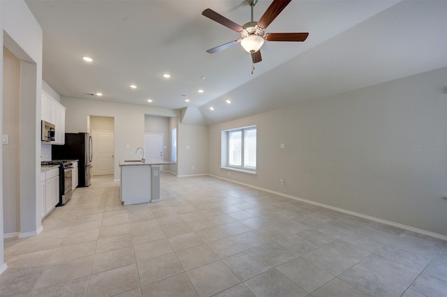 32014 Quail Terrace Ln, Conroe, TX 77385 - kitchen featuring stainless steel appliances, open floor plan, a kitchen island with sink, ceiling fan, and white cabinets
