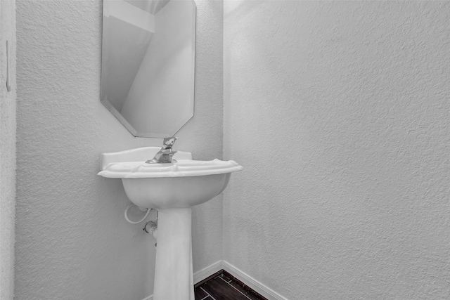 2223 Ridge Wood Ln, Sugar Land, TX 77479 - bathroom with a textured wall and baseboards