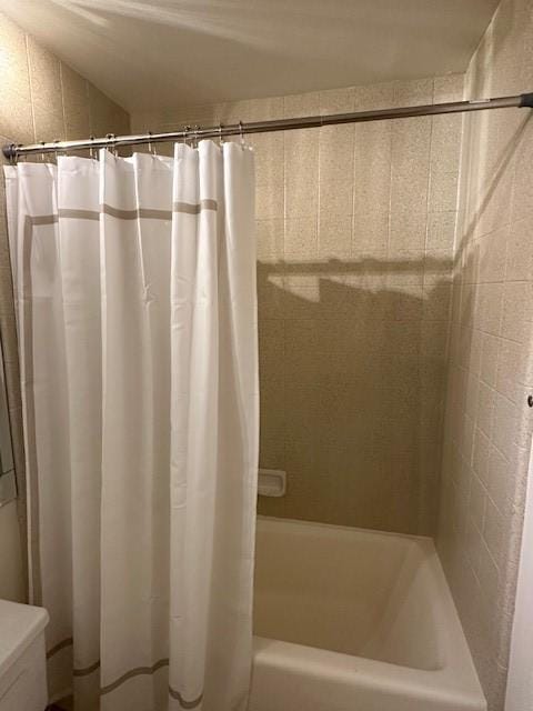 40 N Interstate 35 Unit 3D3, Austin, TX 78701 - bathroom featuring shower / bathtub combination with curtain