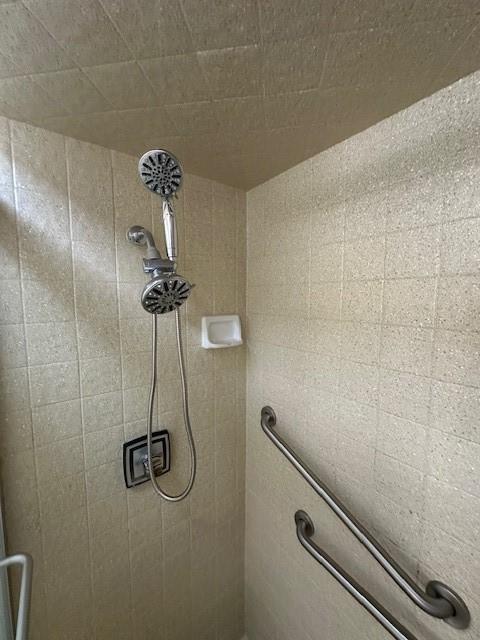 40 N Interstate 35 Unit 3D3, Austin, TX 78701 - bathroom view of a tile shower