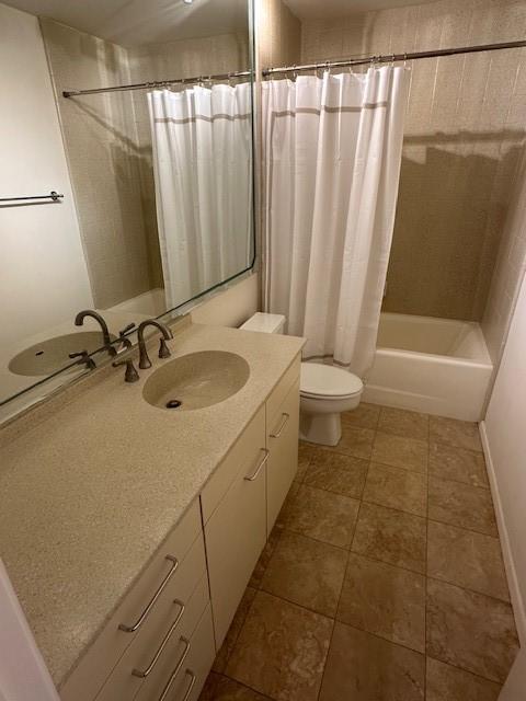 40 N Interstate 35 Unit 3D3, Austin, TX 78701 - full bathroom featuring vanity and shower / bath combo