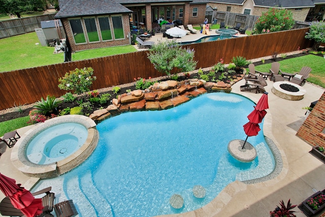 9303 Georgetown Glen Cir, Cypress, TX 77433 - view of pool with an outdoor fire pit, a pool with connected hot tub, a fenced backyard, and a patio