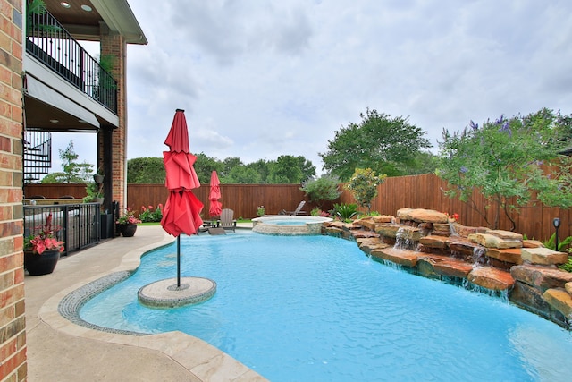 9303 Georgetown Glen Cir, Cypress, TX 77433 - view of swimming pool featuring a pool with connected hot tub, a fenced backyard, and a patio
