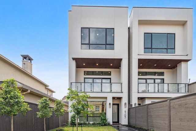 4705 Gibson St, Houston, TX 77007 - contemporary house featuring stucco siding and a balcony