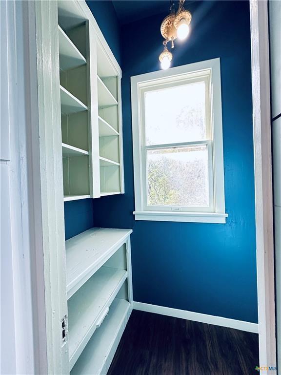 1002 E Gonzales St, Yoakum, TX 77995 - view of pantry
