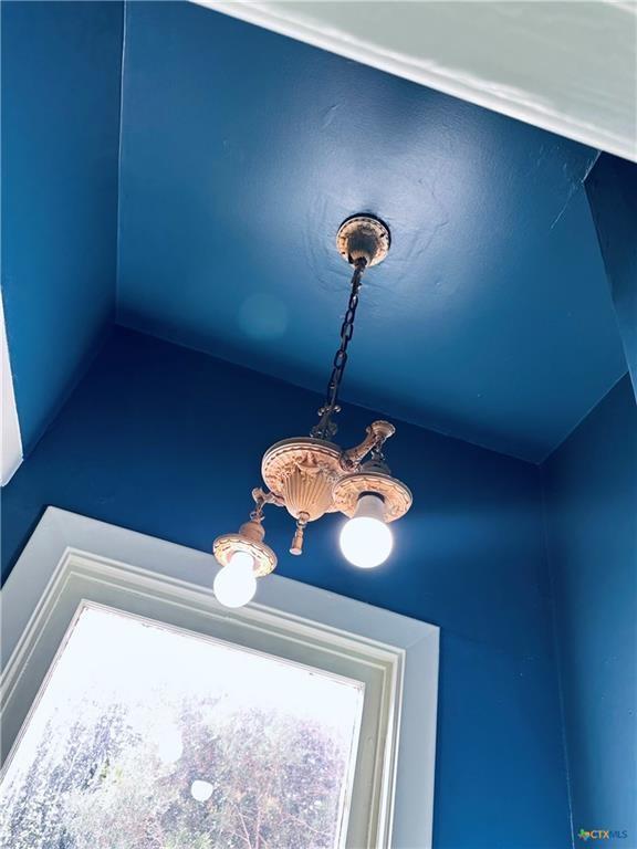 1002 E Gonzales St, Yoakum, TX 77995 - detailed view of a chandelier