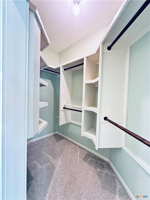 1002 E Gonzales St, Yoakum, TX 77995 - spacious closet with carpet