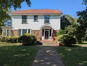 1002 E Gonzales St, Yoakum, TX 77995 - traditional-style home with a front lawn