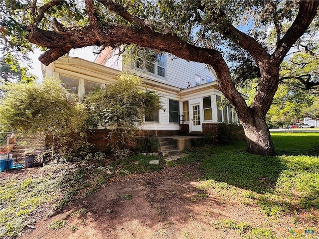 1002 E Gonzales St, Yoakum, TX 77995 - view of front facade with brick siding