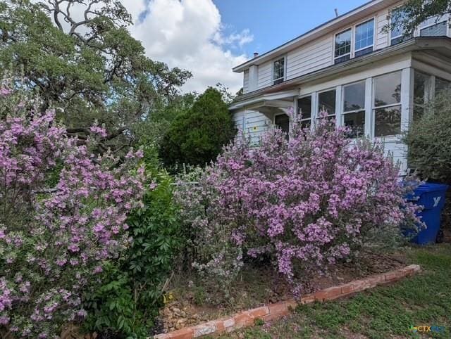 1002 E Gonzales St, Yoakum, TX 77995 - view of side of home