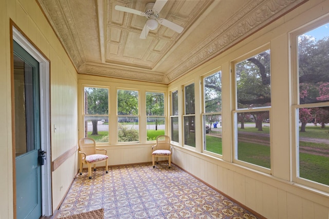1002 E Gonzales St, Yoakum, TX 77995 - sunroom featuring a ceiling fan