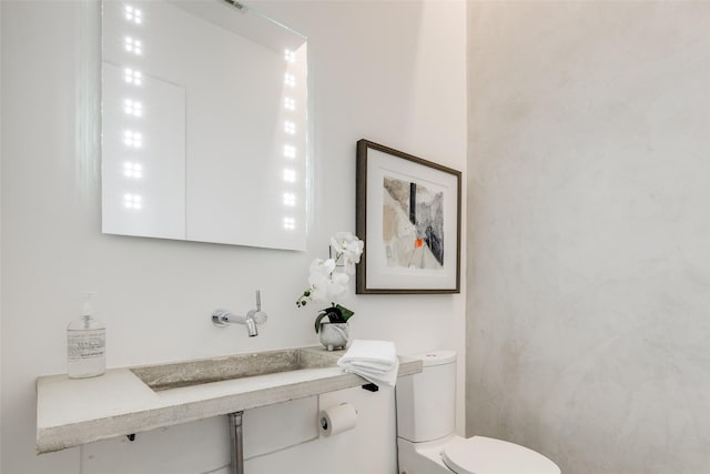 909 Peden St, Houston, TX 77006 - bathroom with toilet