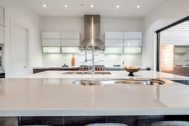 909 Peden St, Houston, TX 77006 - kitchen with wall chimney range hood, modern cabinets, light countertops, and recessed lighting