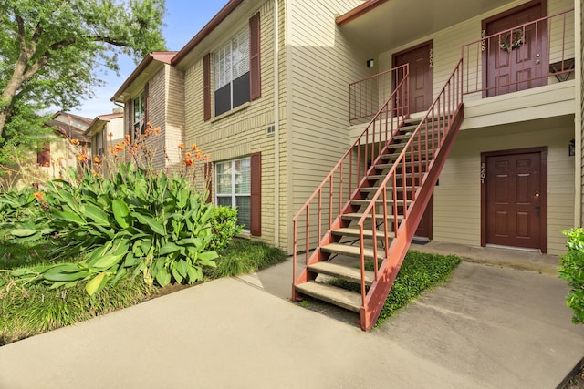 2120 El Paseo St Unit 2206, Houston, TX 77054 - view of property with stairway