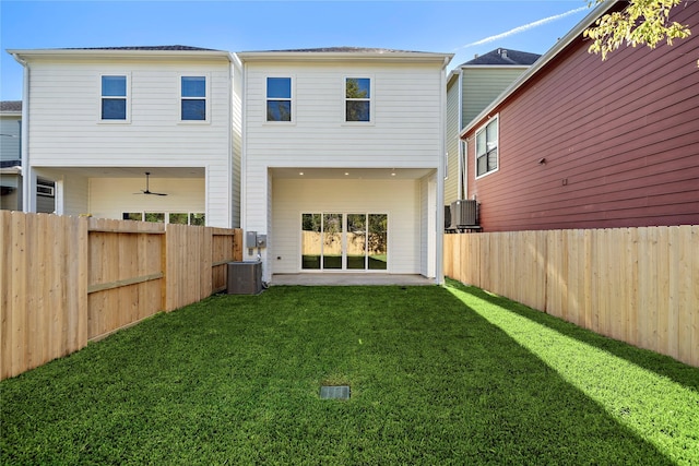 822 E 25th St, Houston, TX 77009 - back of house with a fenced backyard