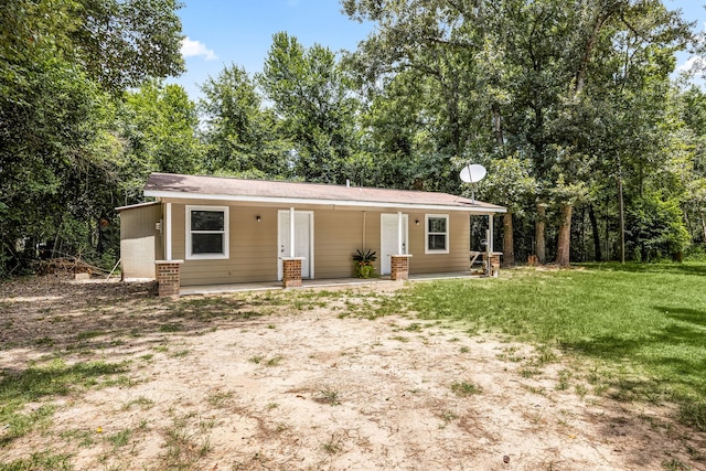 125 James Blvd, Livingston, TX 77351 - view of front facade featuring a front lawn