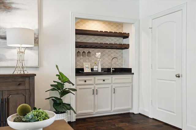 13418 Pristine Park Dr, Houston, TX 77041 - indoor wet bar featuring decorative backsplash and dark wood-style flooring